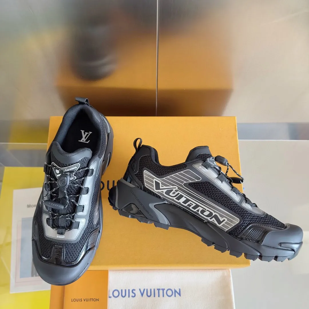 Factory p760 Top version: LV Louis Vuitton L Jialu brand Runner Tatic series thick-soled casual sports shoes running shoes Original purchase development and production This LV Runner Tatic sports shoe combines technical materials such as mesh fabric and ribbons to interpret the inspiration of traditional mountaineering shoes. LV letters are written on one side, the lariat buckle of the quick lacing system is embellished with Monogram flowers and Louis Vuitton logos, and the light and wear-resistant rubber outsole completes the whole package. The delivery counter is exquisitely packaged🛍📦 ▪️Fabrics: Original imported custom technical fabric + mesh ▪️Inner lining: Original customized breathable mesh ▪️Sole: Original open-molded anti-slip rubber combination material ▪️Sole thickness: 4CM ▪️Size: Men's 39-45